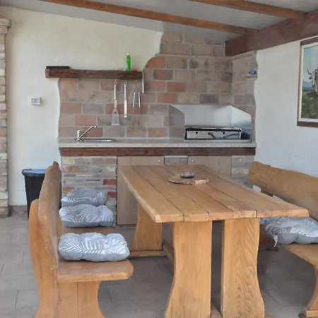 Kuca S Bazenom Emanuela *