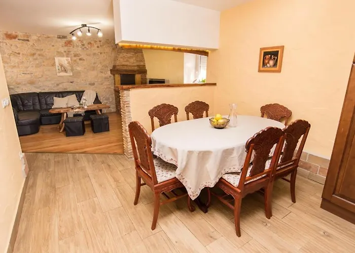 Kuca S Bazenom Emanuela Πόρετς