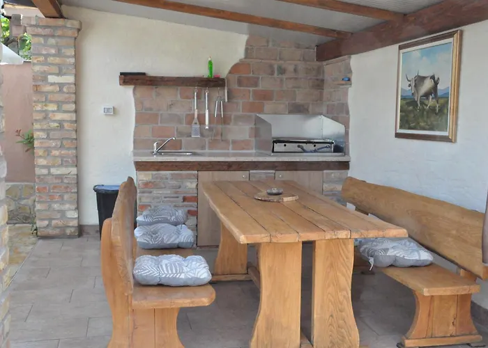 Kuca S Bazenom Emanuela *